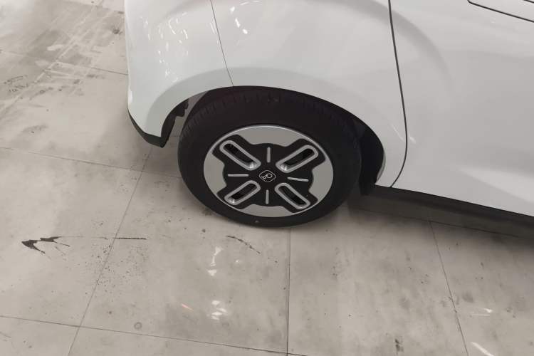 Used Chery Domi 2025 Model 405km Comfort Edition Right Rear Wheel Hub