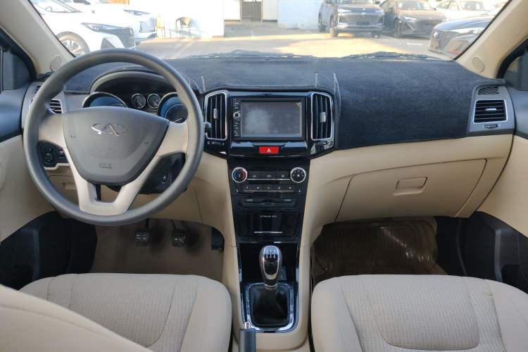 Used Chery E3 2013 1.5L Manual Fashion Model Center Console