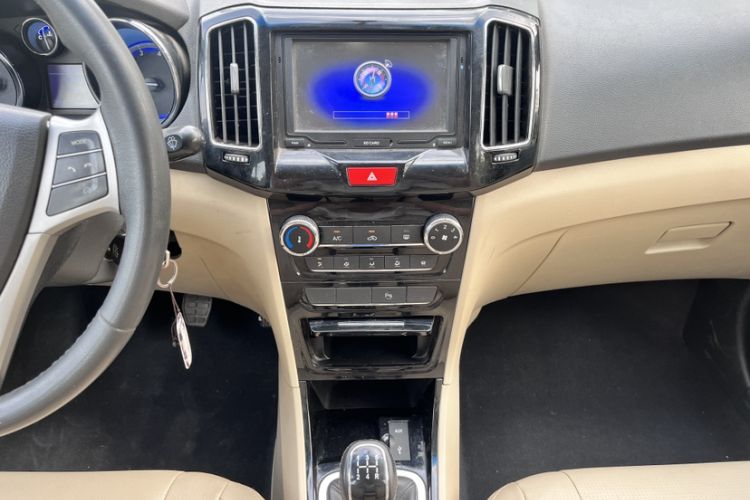 Used Chery E3 2013 1.5L Manual ZhiShang Model Interior 6