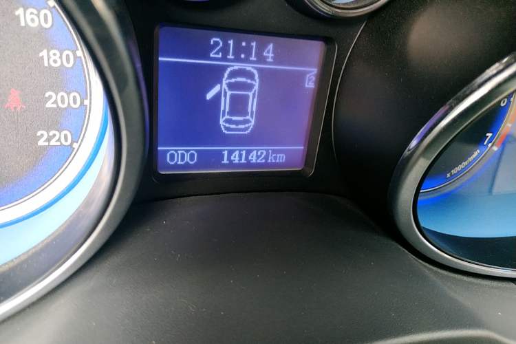 Used Chery E3 2013 1.5L Manual Fashion Model Odometer Close Up