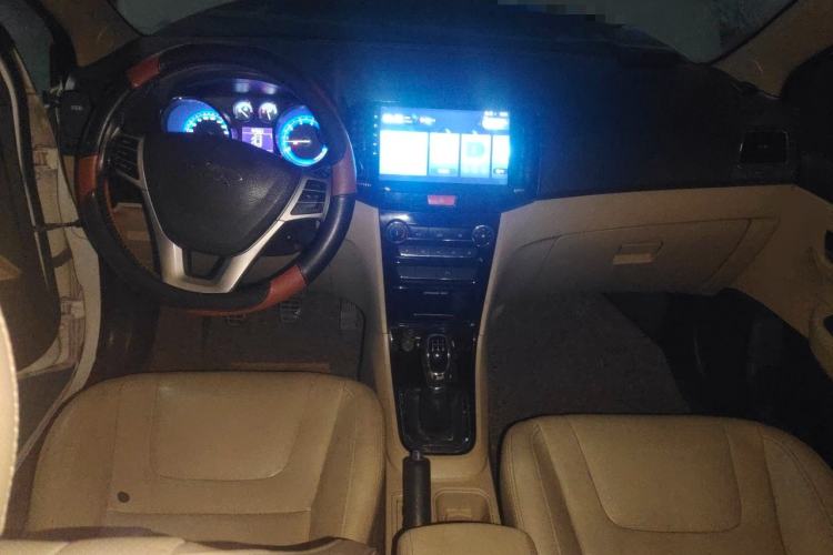 Used Chery E3 2013 1.5L Manual Luxury Model Center Console