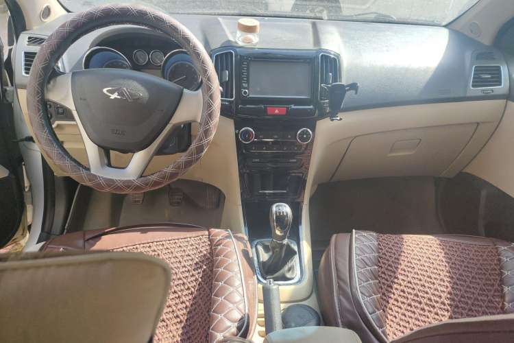 Used Chery E3 2013 1.5L Manual Fashion Model Center Console