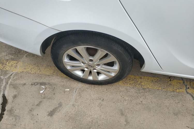 Used Chery E3 2013 1.5L Manual ZhiShang Model Exterior 8