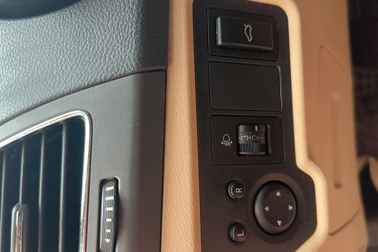 Used Chery E3 2013 1.5L Manual ZhiShang Model Interior 6