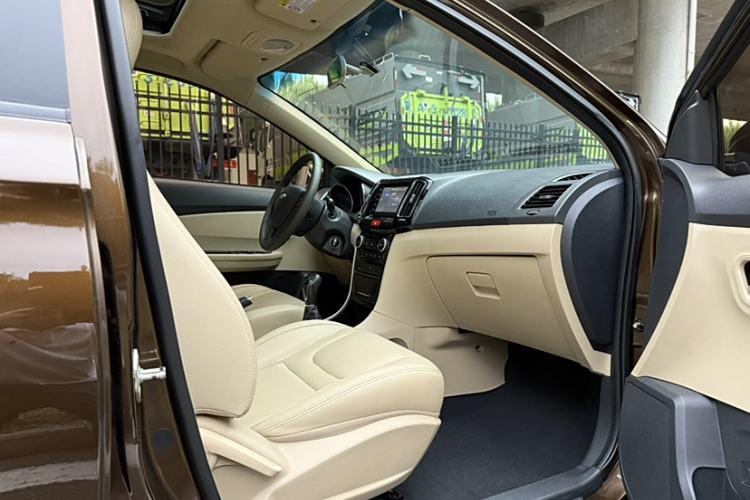 Used Chery E3 2015 1.5L Manual Sishang Edition Interior 10