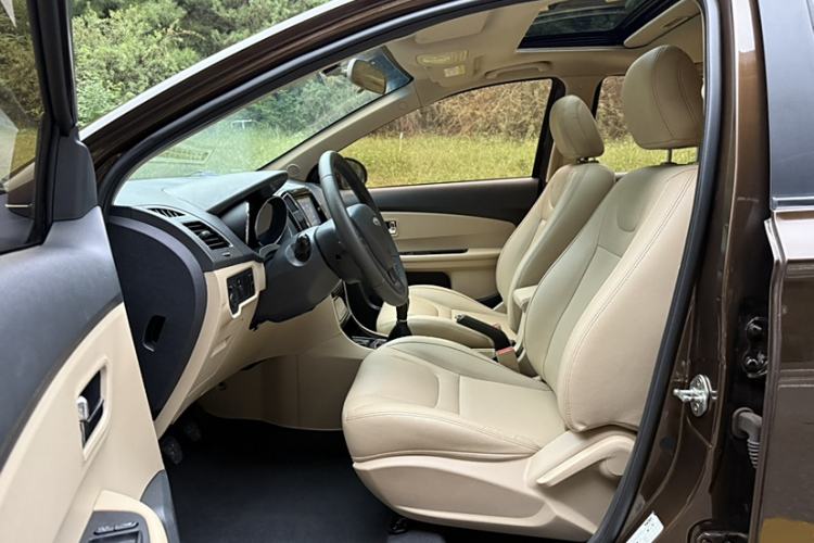 Used Chery E3 2015 1.5L Manual Sishang Edition Interior 4