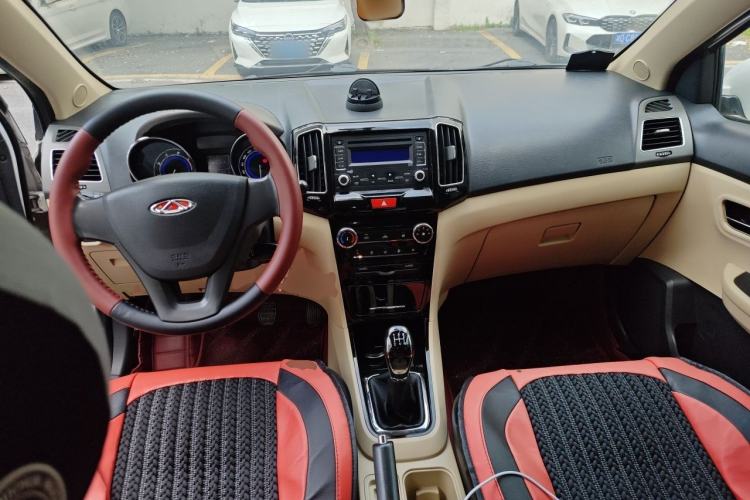 Used Chery E3 2015 1.5L Manual Fashion Model Center Console