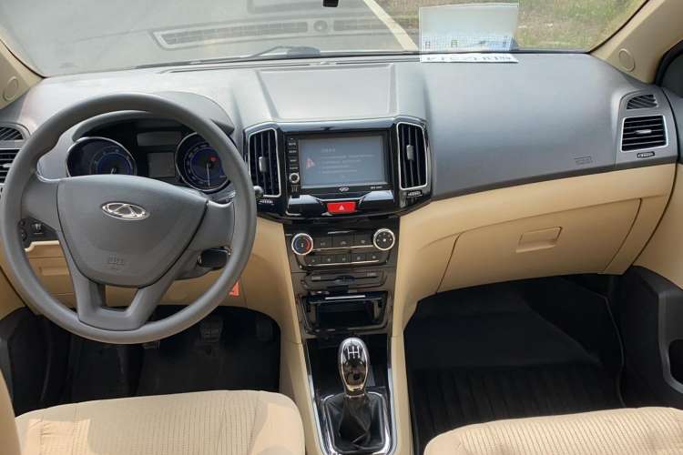 Used Chery E3 2015 1.5L Manual Fashion Model Center Console