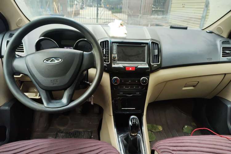 Used Chery E3 2015 1.5L Manual Fashion Model Center Console