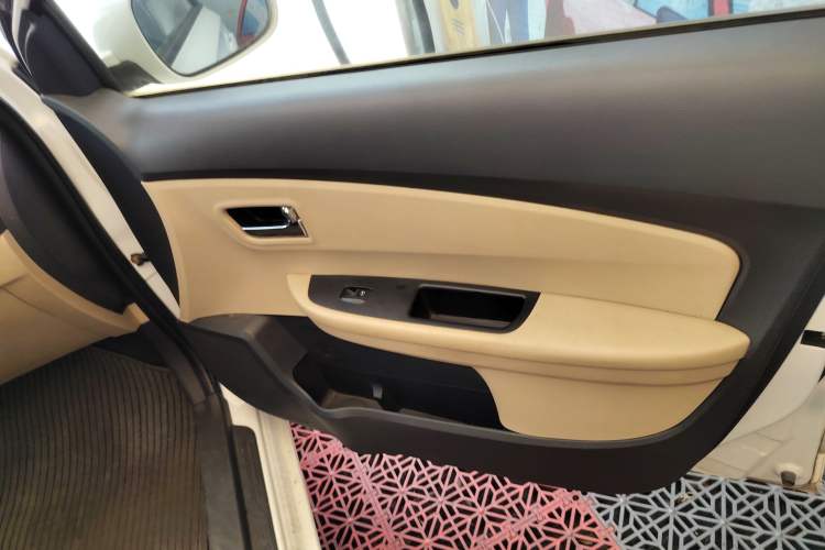 Used Chery E3 2015 1.5L Manual Fashion Model Interior 5