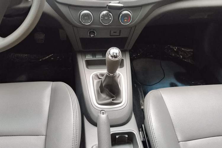 Used Chery E5 2011 1.5L Manual Zhiyue Version Interior 4