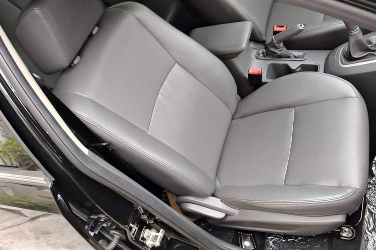 Used Chery E5 2011 1.5L Manual Zhiyue Version Interior 9