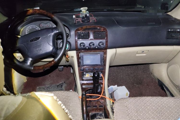 Used Chery Eastar 2005 2.0L Manual Base Version Center Console