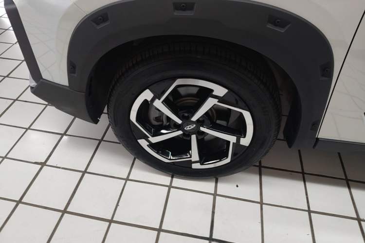 Used Chery Explore 06 2025 1.6T Four-Wheel Drive Discovery Edition Left Front Wheel Hub