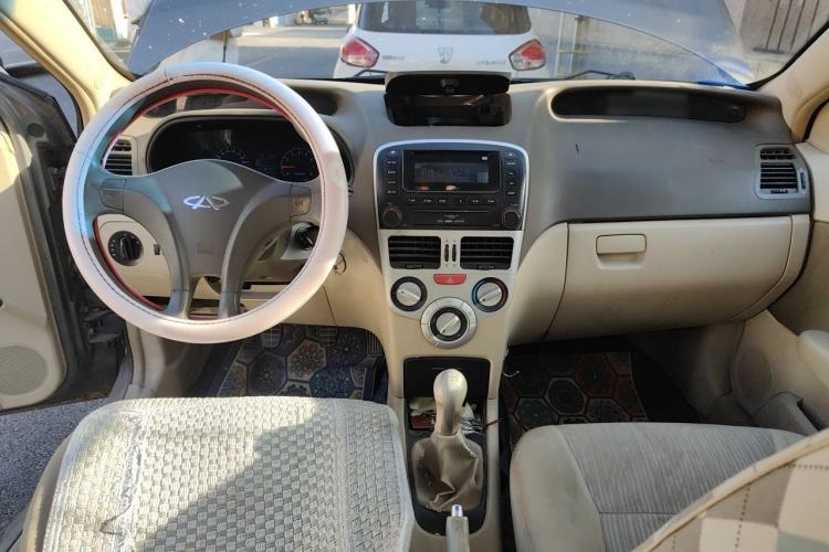 Used Chery Fengyun 2 2010 Hatchback 1.5L Ambition Model Center Console