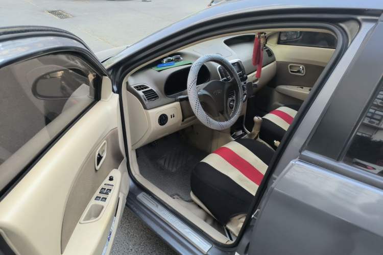 Used Chery Fengyun 2 2010 Hatchback 1.5L Powerful Model Driver Seat