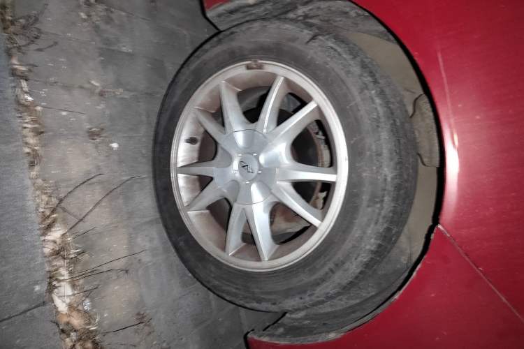 Used Chery Fengyun 2 2010 Hatchback 1.5L Luxury Model Right Front Wheel Hub