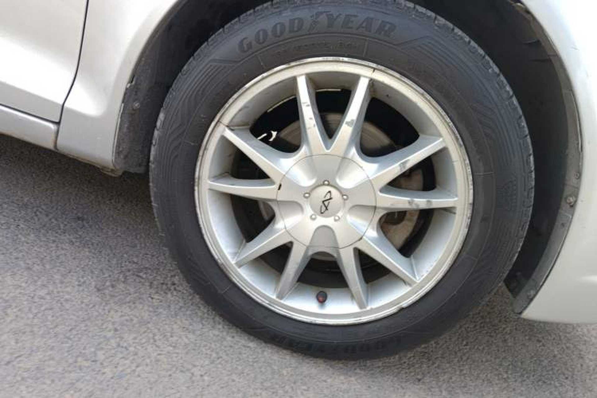 Used Chery Fengyun 2 2010 Hatchback 1.5L Luxury Model Right Front Wheel Hub