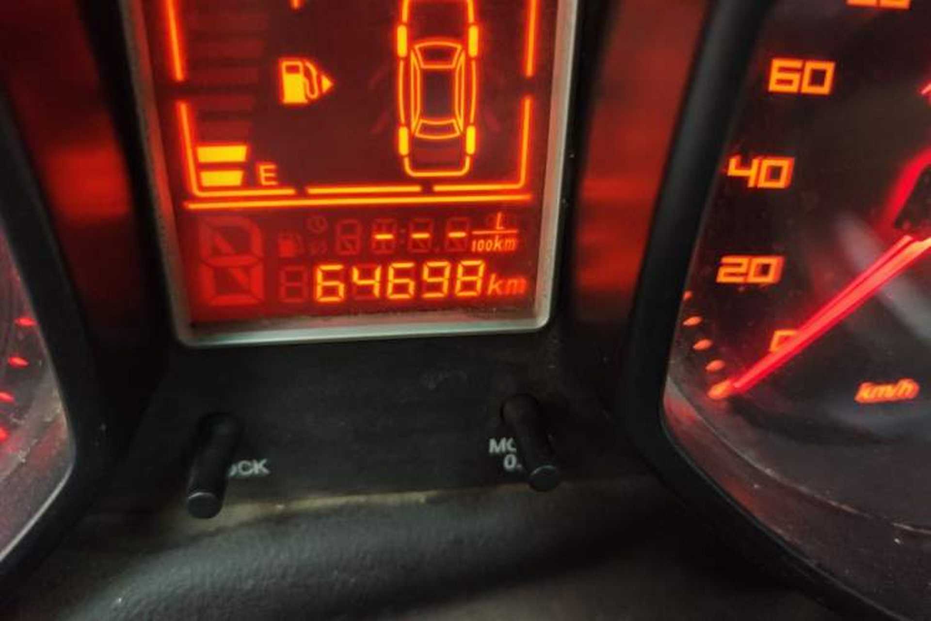 Used Chery Fengyun 2 2013 Hatchback 1.5L Manual Ruiyi Edition Odometer Close Up