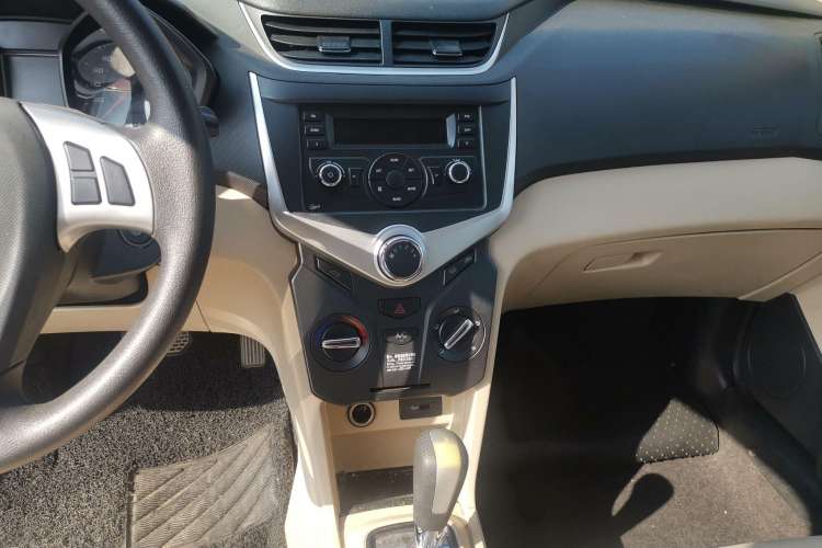 Used Chery Fengyun 2 2013 Hatchback 1.5L AMT Ruìyì Edition Audio And AC Panel