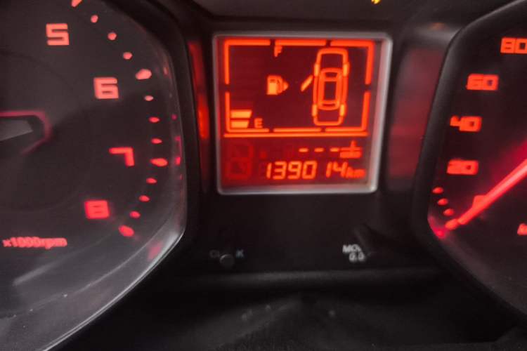 Used Chery Fengyun 2 2013 Hatchback 1.5L Manual Ruiyi Edition Odometer Close Up