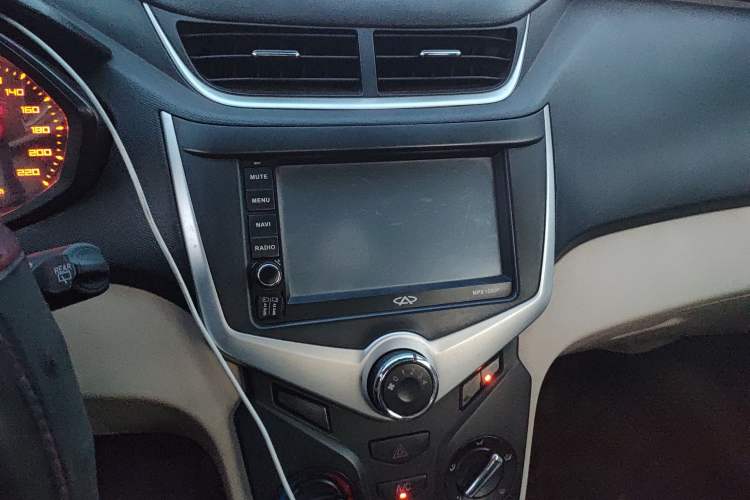Used Chery Fengyun 2 2013 Hatchback 1.5L Manual Ruiyi Edition Audio And AC Panel