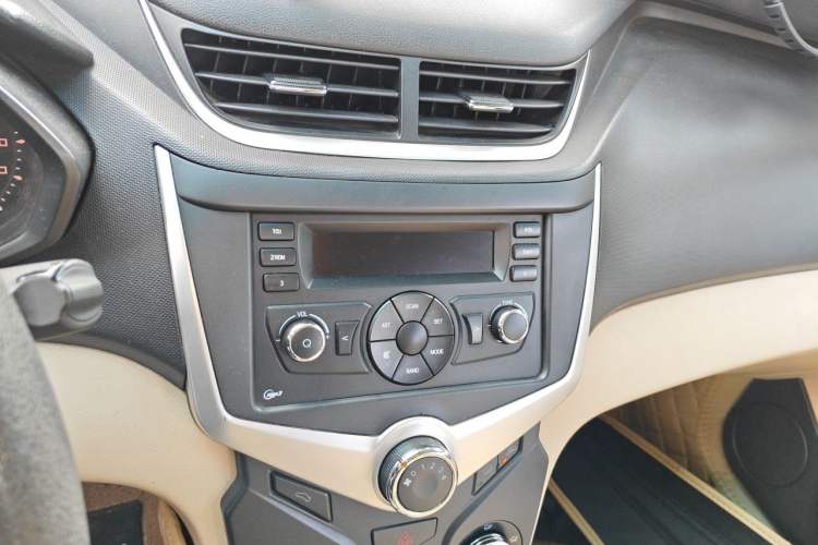 Used Chery Fengyun 2 2013 Hatchback 1.5L AMT Ruìyì Edition Audio And AC Panel