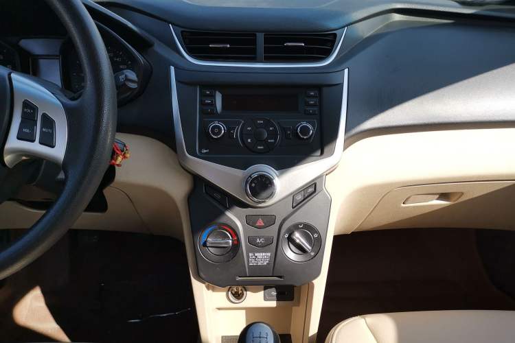 Used Chery Fengyun 2 2013 Hatchback 1.5L Manual Ruiyi Edition Audio And AC Panel