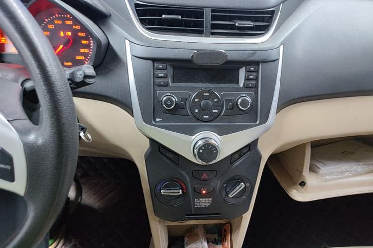 Used Chery Fengyun 2 2013 Hatchback 1.5L Manual Ruiyi Edition Audio And AC Panel