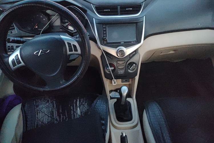 Used Chery Fengyun 2 2013 Hatchback 1.5L Manual Ruiyi Edition Center Console