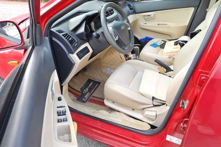 Used Chery Fengyun 2 2013 Hatchback 1.5L AMT Ruìyì Edition Driver Seat