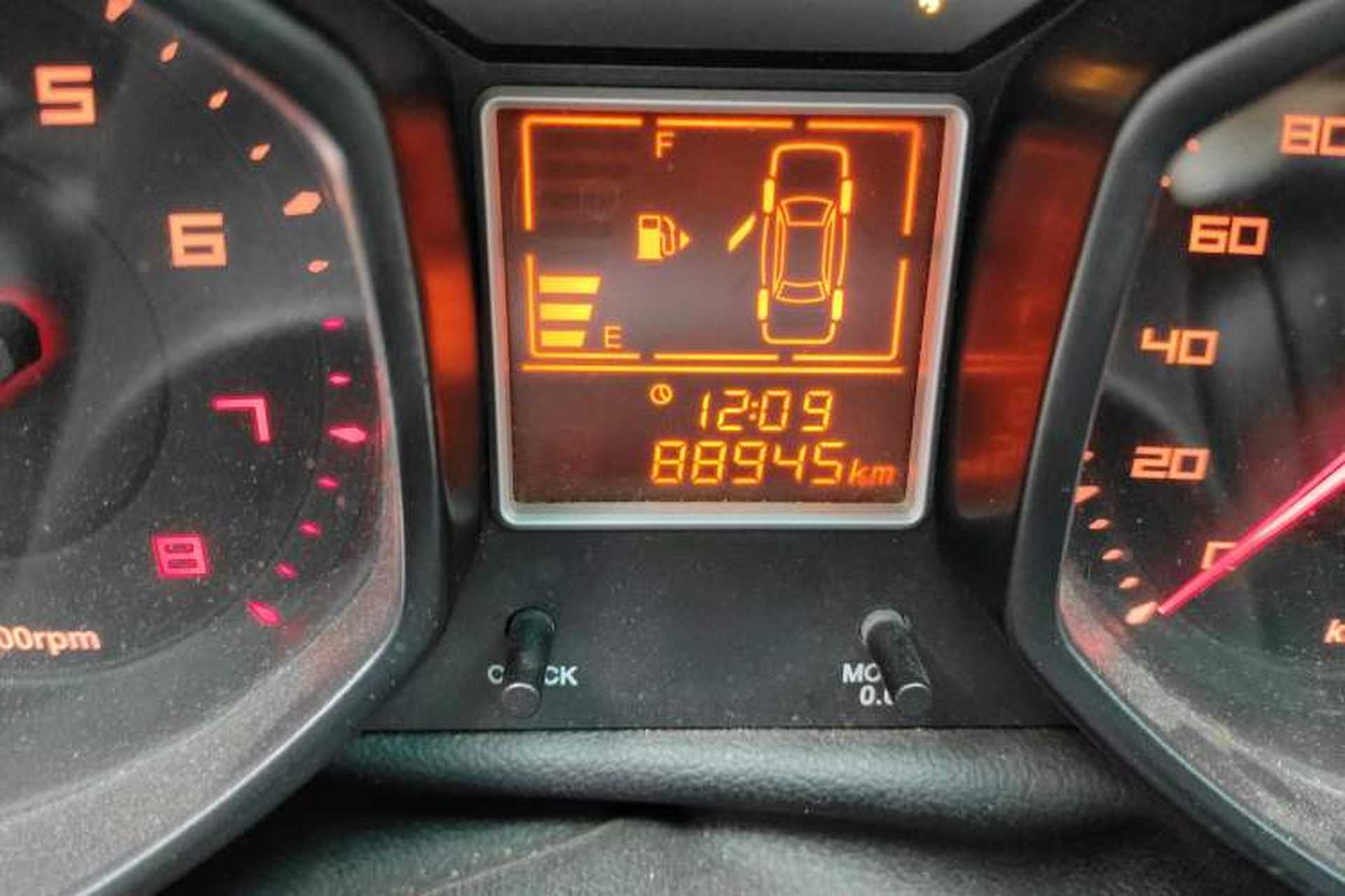 Used Chery Fengyun 2 2013 Hatchback 1.5L Manual Ruiyi Edition Odometer Close Up