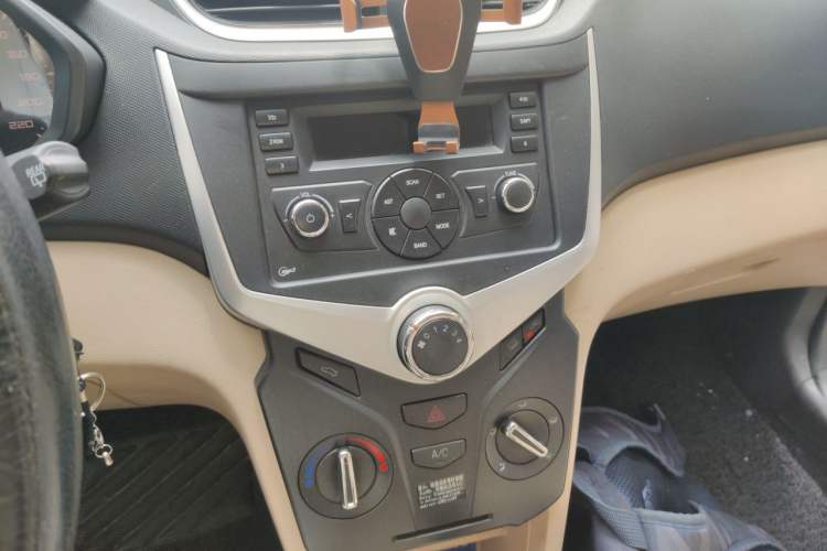 Used Chery Fengyun 2 2013 Hatchback 1.5L AMT Ruìyì Edition Audio And AC Panel