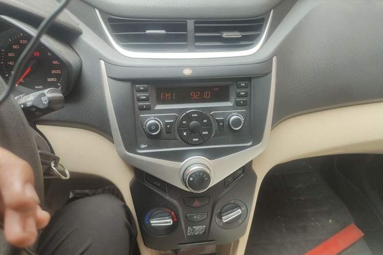Used Chery Fengyun 2 2013 Hatchback 1.5L AMT Ruìyì Edition Audio And AC Panel
