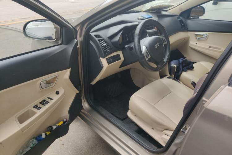 Used Chery Fengyun 2 2013 Hatchback 1.5L AMT Ruìyì Edition Driver Seat