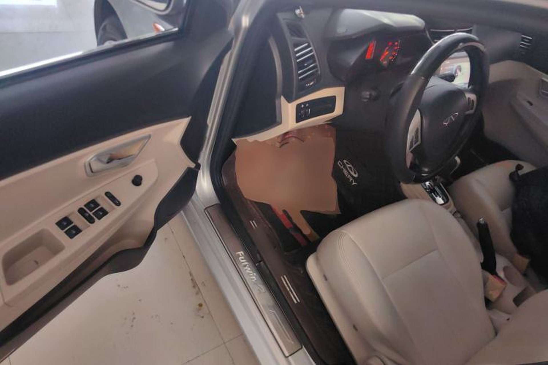 Used Chery Fengyun 2 2013 Hatchback 1.5L AMT Ruìyì Edition Driver Seat
