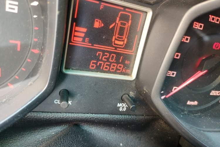 Used Chery Fengyun 2 2013 Hatchback 1.5L Manual Ruiyi Edition Odometer Close Up