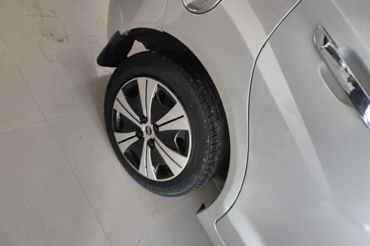 Used Chery Fengyun 2 2013 Hatchback 1.5L AMT Ruìyì Edition Right Rear Wheel Hub