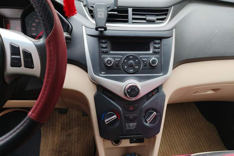 Used Chery Fengyun 2 2013 Hatchback 1.5L Manual Ruiyi Edition Audio And AC Panel