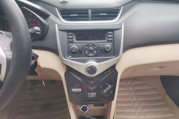 Used Chery Fengyun 2 2013 Hatchback 1.5L Manual Ruiyi Edition Audio And AC Panel