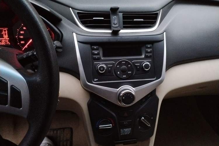 Used Chery Fengyun 2 2013 Hatchback 1.5L Manual Kuaiyi Edition Audio And AC Panel