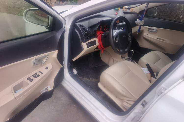 Used Chery Fengyun 2 2013 Hatchback 1.5L AMT Ruìyì Edition Driver Seat