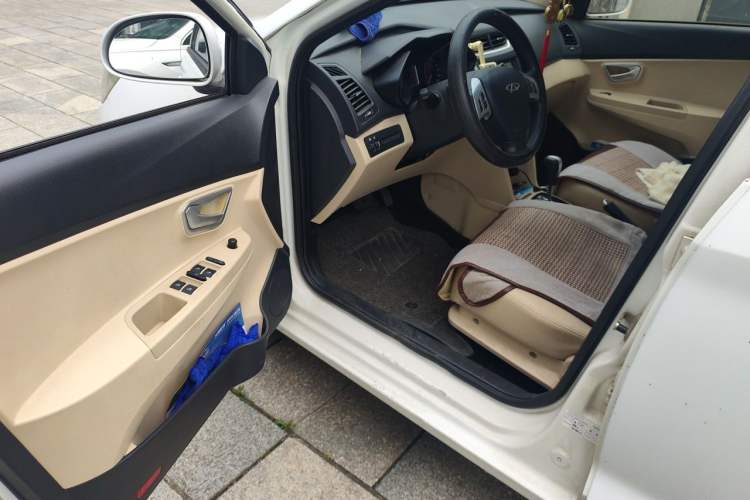 Used Chery Fengyun 2 2013 Hatchback 1.5L AMT Ruìyì Edition Driver Seat
