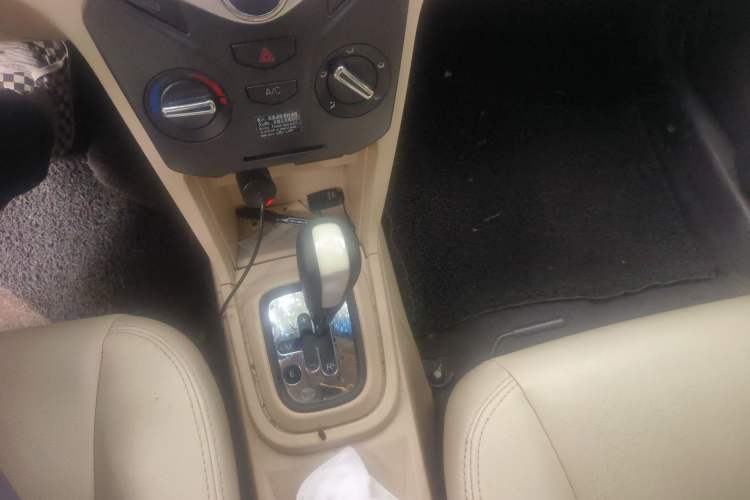 Used Chery Fengyun 2 2013 Hatchback 1.5L AMT Ruìyì Edition Gear Lever