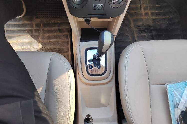 Used Chery Fengyun 2 2013 Hatchback 1.5L AMT Ruìyì Edition Gear Lever