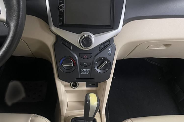 Used Chery Fengyun 2 2013 Hatchback 1.5L AMT Ruìyì Edition Interior 3