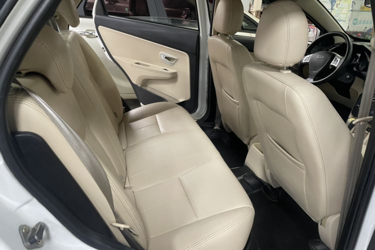 Used Chery Fengyun 2 2013 Hatchback 1.5L AMT Ruìyì Edition Interior 8