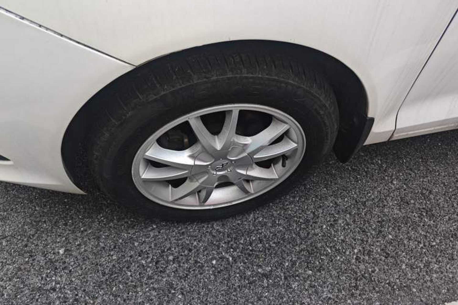 Used Chery Fengyun 2 2013 Hatchback 1.5L AMT Ruìyì Edition Left Front Wheel Hub