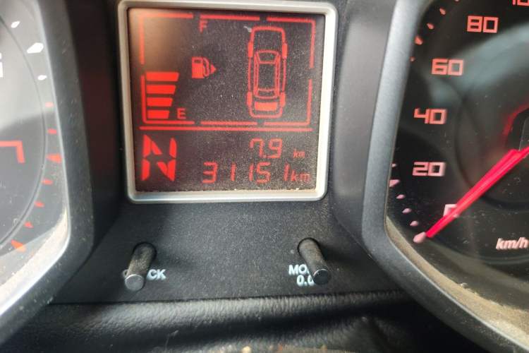 Used Chery Fengyun 2 2013 Hatchback 1.5L AMT Ruìyì Edition Odometer Close Up