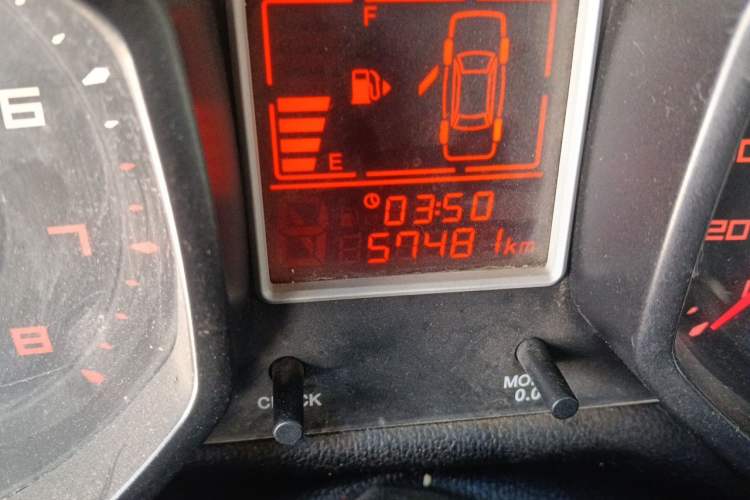 Used Chery Fengyun 2 2013 Hatchback 1.5L Manual Ruiyi Edition Odometer Close Up